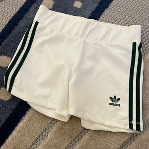 Adidas cream mini bike shorts w green stripes, m